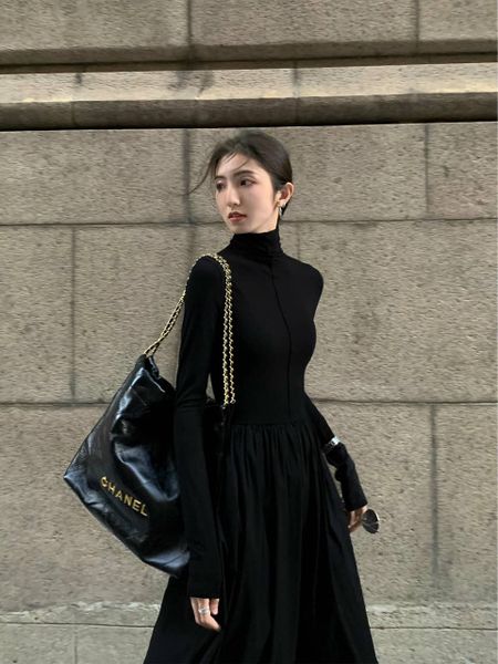 Đầm đen phối túi xách màu gì vừa sang chảnh vừa hợp mốt?