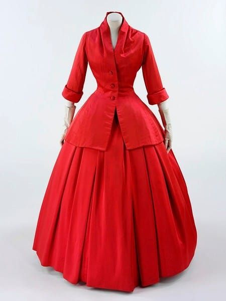 Người Phụ Nữ Xinh Đẹp Trong Chiếc Váy Dạ Hội Màu Đen Cầm Hoa Hồng Đỏ Đầy Đủ  Chiều Dài Thời Trang Cổ Điển Corset Váy Cô Lập Hình ảnh Sẵn có -