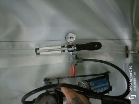 Nghiệm thu mối hàn màng HDPE bằng phương pháp kiểm tra kênh khí áp (air pressure test) theo tiêu chuẩn ASTM D5820.
