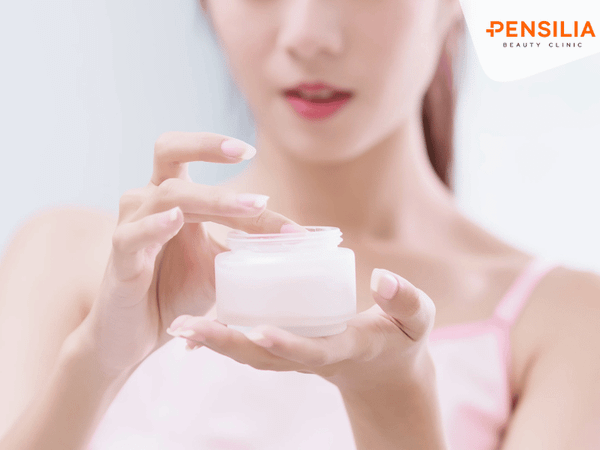 Dưỡng ẩm đúng cách giúp duy trì độ pH cân bằng và giữ ẩm cho da