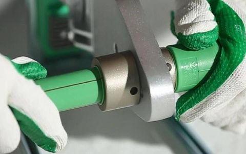 Những lưu ý an toàn quan trọng khi sử dụng ống nhựa chịu nhiệt