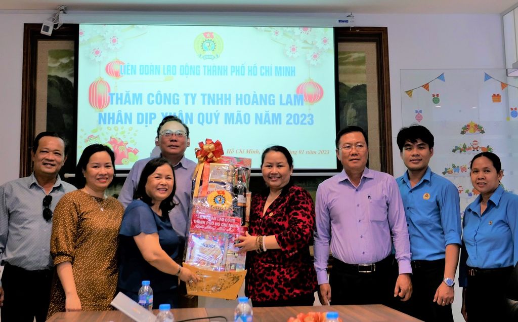 Liên đoàn Lao động TP.HCM thăm công ty TNHH Hoàng Lam nhân dịp xuân Quý Mão 2023