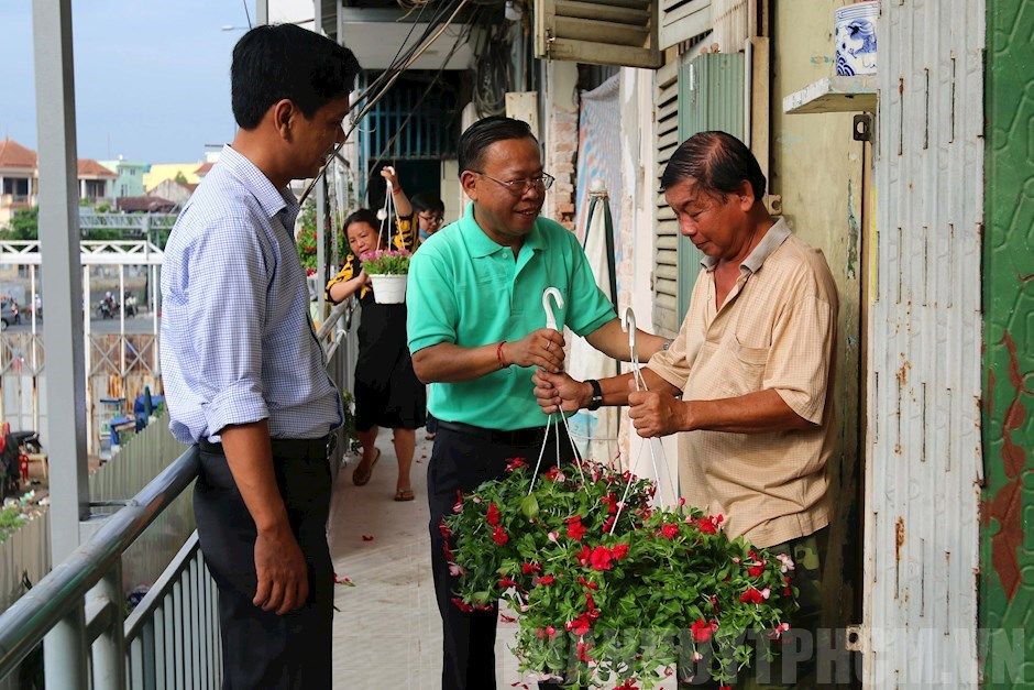 Hoàng Lam hổ trợ công tác xã hội trồng cây xanh tại bờ kênh Hàng Bàng trên đường Vạn Tượng