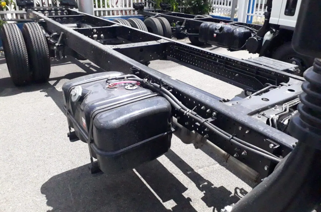 Tìm hiểu dung tích bình dầu trên xe tải Isuzu bao nhiêu lít?