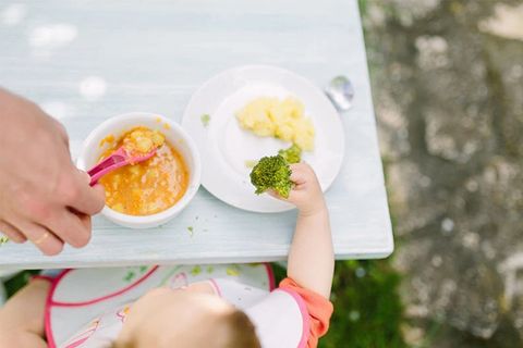 Cách lựa chọn và lưu ý khi dùng dầu ăn dặm cho bé