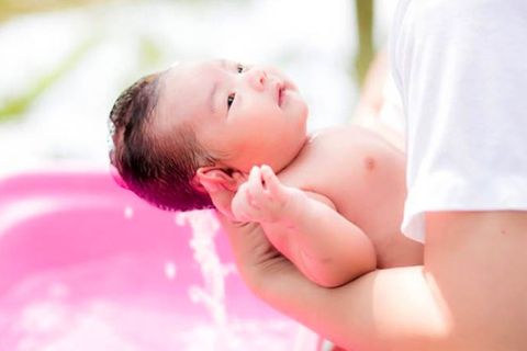 Những lưu ý khi tắm cho bé trong mùa lạnh để bảo vệ làn da
