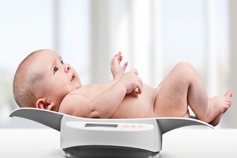 Trẻ sơ sinh uống sữa công thức mà không tăng cân, mẹ phải làm sao?