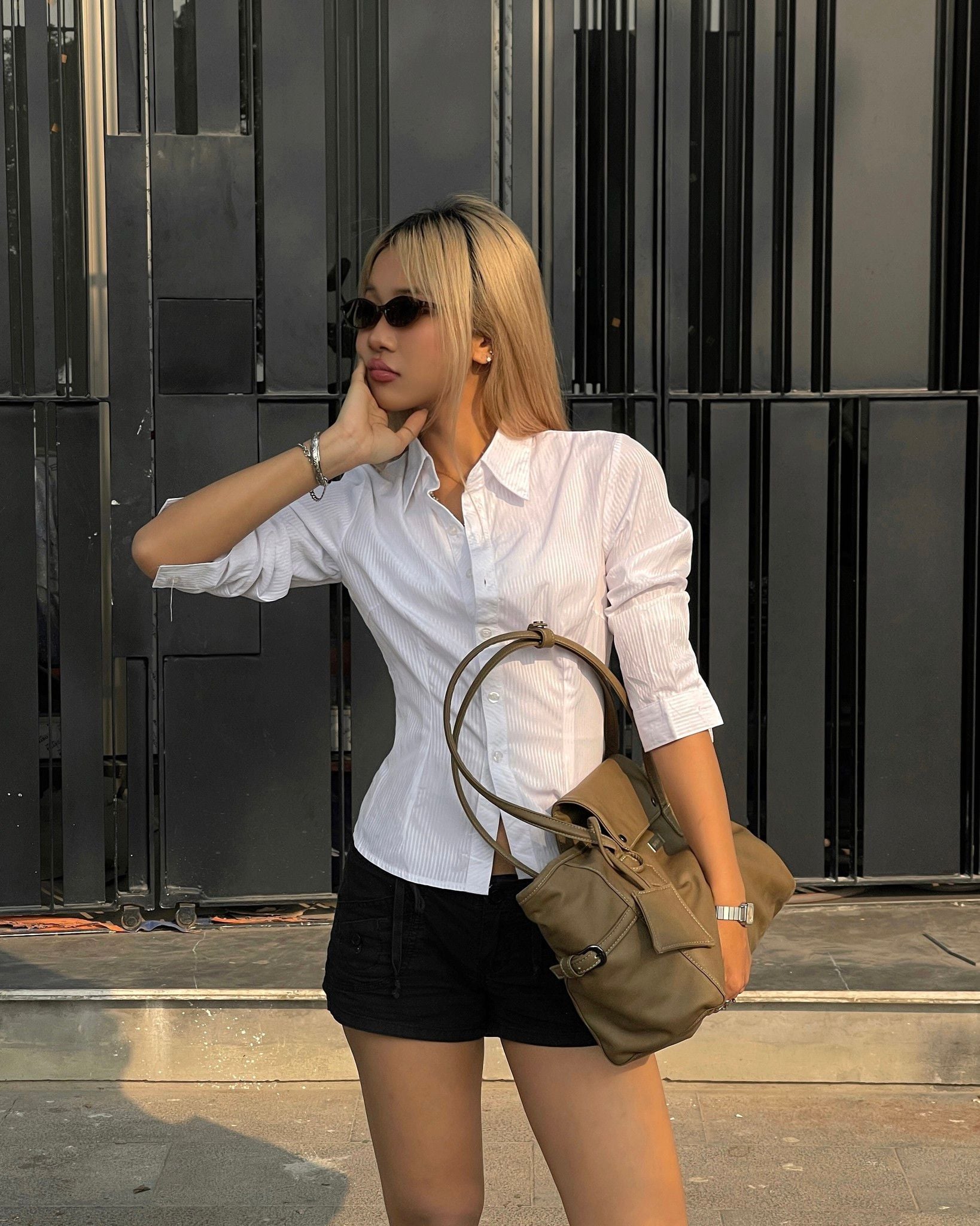 Tại sao chiếc túi da luôn cần thiết với một người đi làm văn phòng?