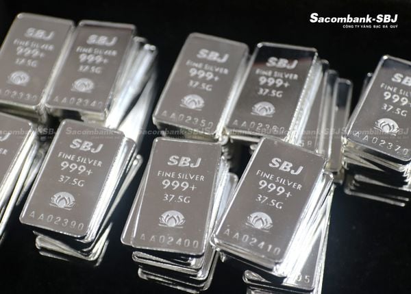 Vàng được dự báo tăng lên tới 4.500 USD, 2 ngân hàng hàng đầu nói gì về giá "kim loại anh em"?