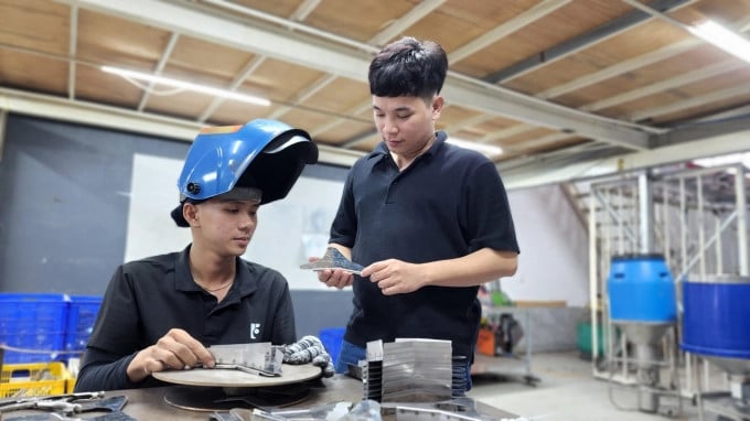 Máy cho ăn tự động giải bài toán lao động ngành tôm