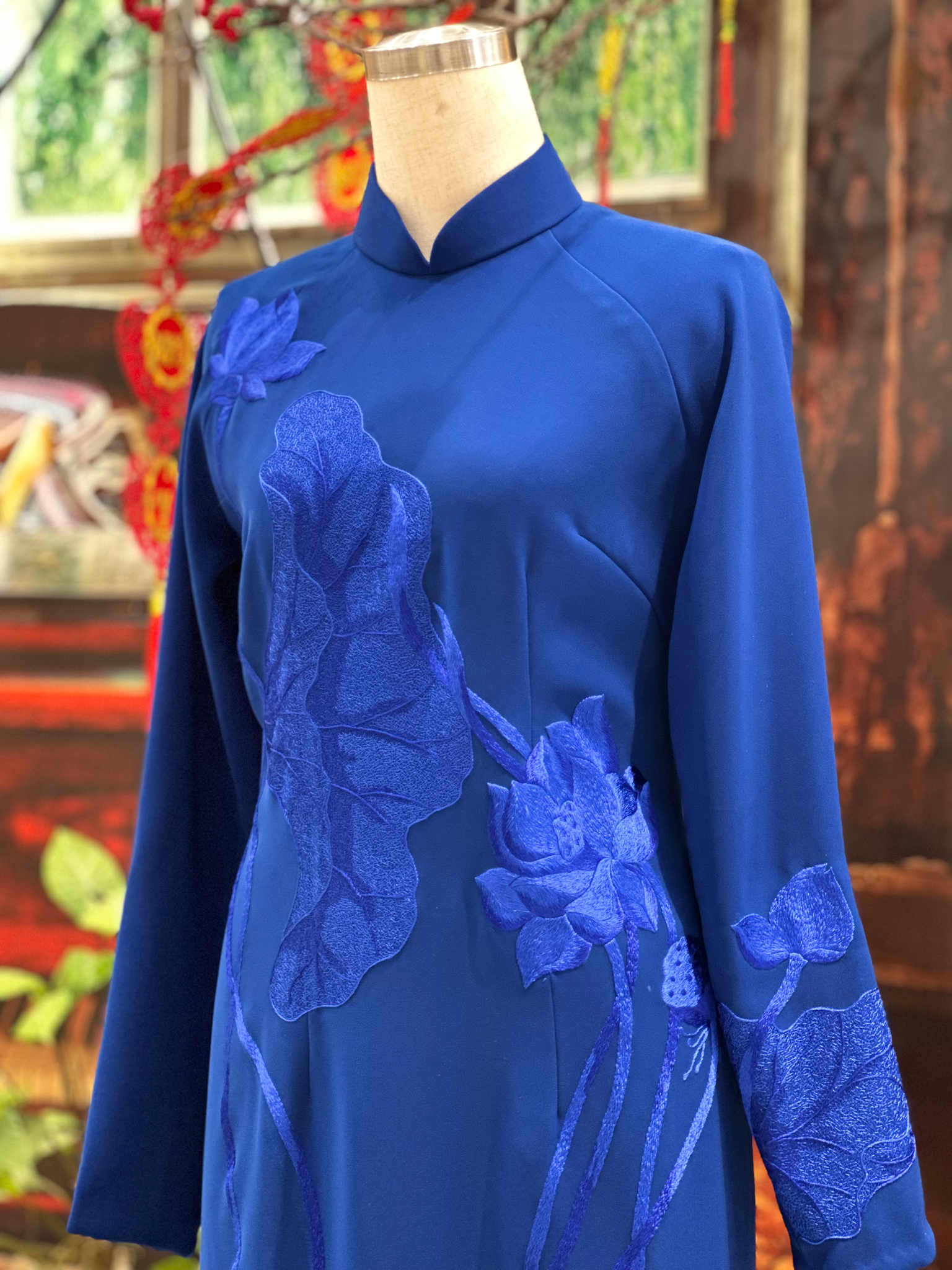 ĐỘC ĐÁO THÊU TAY SEN XANH - BIỂU TƯỢNG CỦA TRÍ TUỆ VÀ BÌNH YÊN TRONG TÂM HỒN