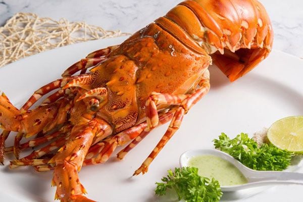 Tôm hùm hấp nước dừa