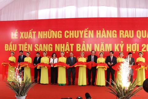 Thủ tướng chính phủ Nguyễn Xuân Phúc tới thăm Công ty Cổ phần thực phẩm xuất khẩu Đồng Giao
