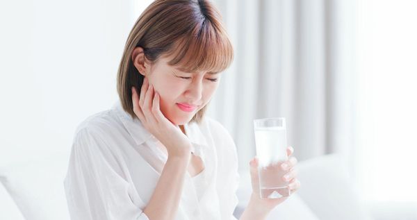Nguyên Nhân Khiến Răng Sứ Ê Buốt và cách khắc phục