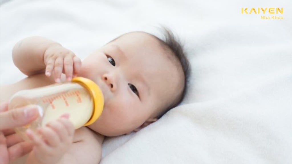Tác hại cho trẻ bú đêm: Ảnh hưởng sức khỏe răng miệng của con
