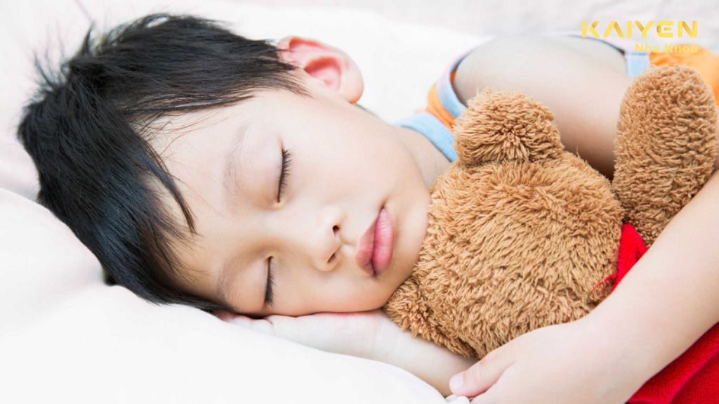Vì sao trẻ nghiến răng khi ngủ? Cách điều trị nào hiệu quả
