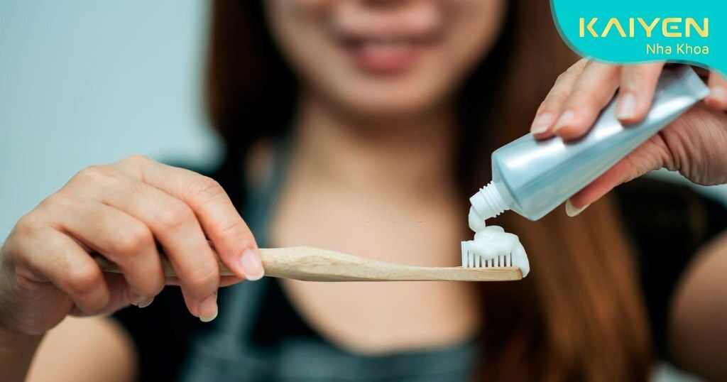 Dùng kem đánh răng có chứa fluoride là cách làm sạch mảng bám trên răng hiệu quả