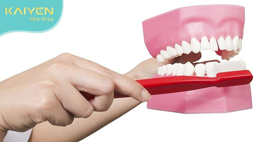 Đánh răng bằng bàn chải lông mềm tránh tác động mạnh lên vết thương
