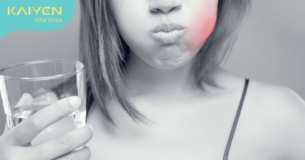 Súc miệng với nước muối giúp chống viêm, giảm cơn đau tạm thời