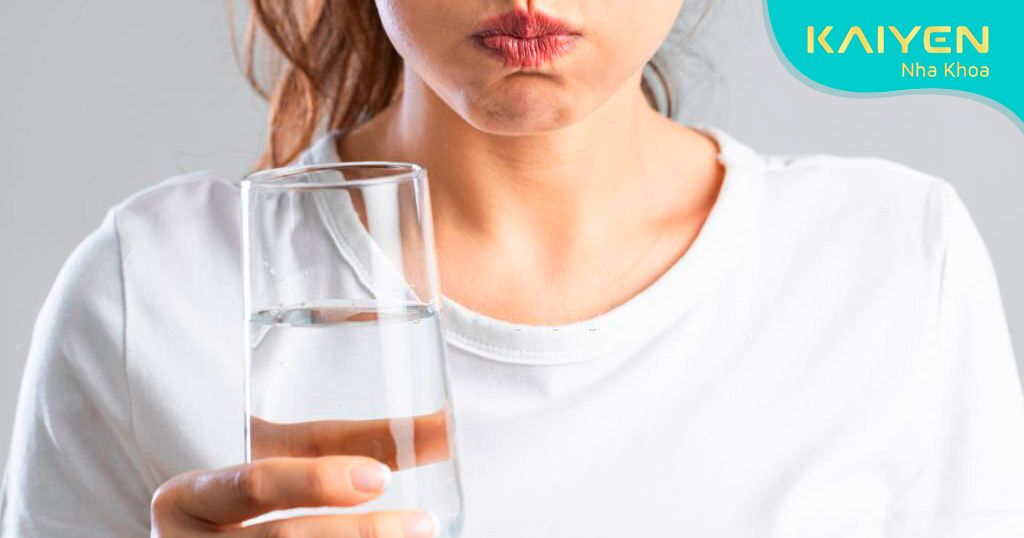 Súc miệng bằng nước muối sinh lý để giảm cảm giác khó chịu trong khoang miệng
