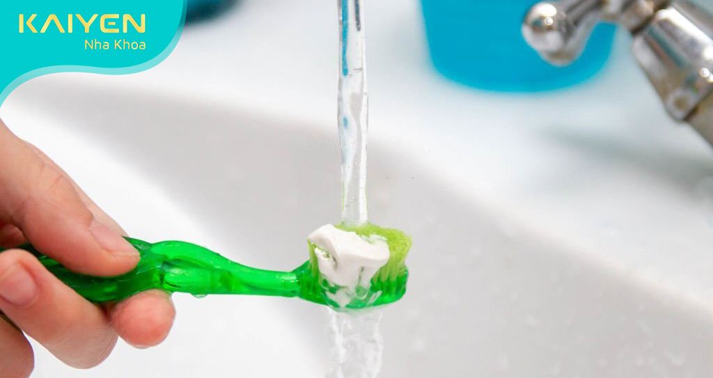 Chăm sóc vệ sinh răng miệng sau khi bọc răng sứ vô cùng quan trọng