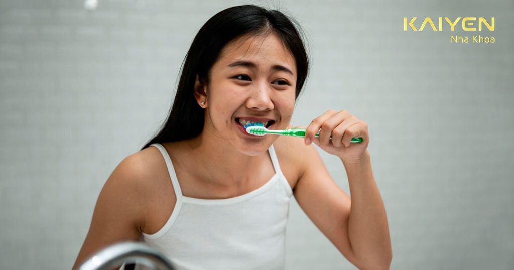 Chải răng theo chiều dọc để không ảnh hưởng đến chất lượng răng sứ