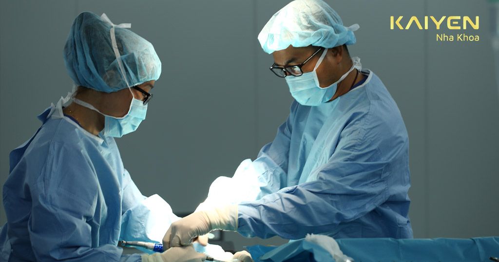 Bác sĩ Trần Thanh Phong đang thực hiện ca cấy ghép Implant bằng máng hướng dẫn