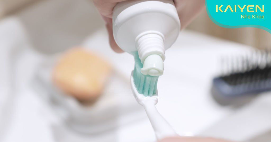 Sử dụng kem đánh răng có chứa fluor khiến răng bị nhiễm màu