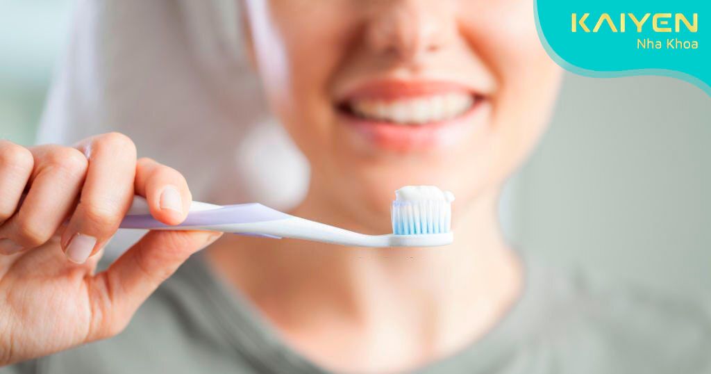Thực hiện vệ sinh răng miệng sai cách cũng khiến hở chân răng sứ
