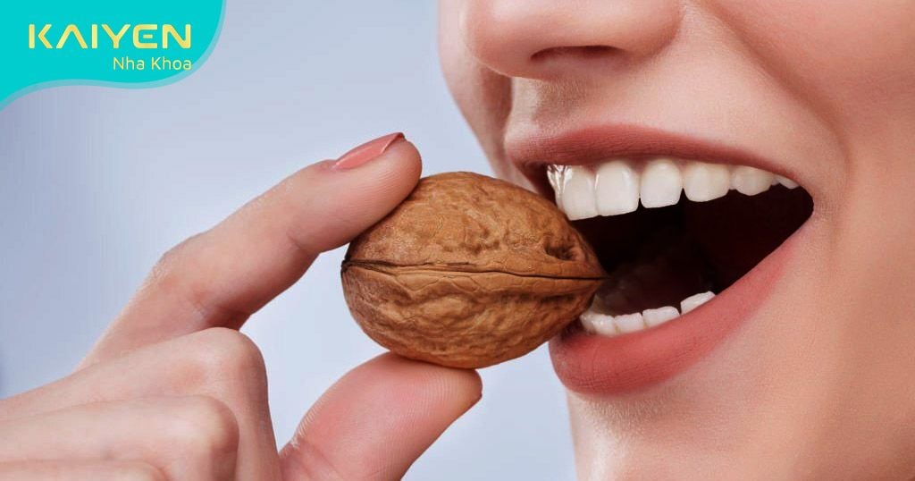Thực phẩm cứng không tốt cho răng sứ
