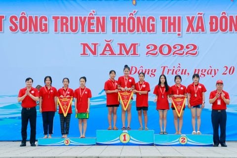 Tổ hợp Gốm Đất Việt tham gia tài trợ áo cho Giải bơi vượt sông truyền thống Bạch Đằng