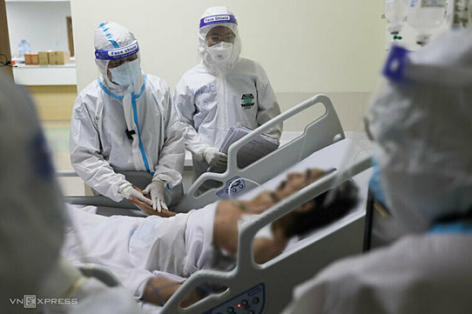 Bác sĩ điều trị, chăm sóc người mắc Covid-19 tại Trung tâm hồi sức Covid-19 ở Bệnh viện Ung bướu TP HCM, ngày 13/9. Ảnh:&nbsp;Quỳnh Trần
