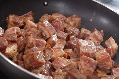 Cách làm món bò lúc lắc, bò xào lúc lắc ngon mềm bằng chảo chống dính