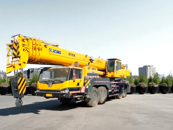 Xe Cẩu bánh lốp 85 tấn QY85KH