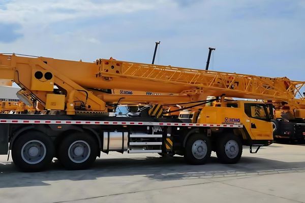 Xe Cẩu bánh lốp 70 tấn XCMG QY7070KH