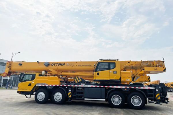 Xe Cẩu bánh lốp 70 tấn XCMG