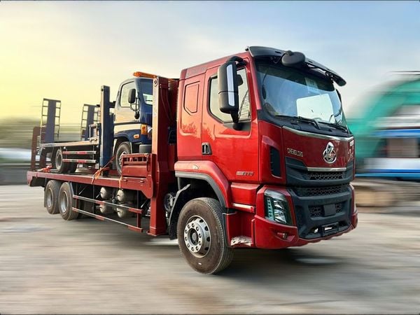 Chenglong 3 chân nâng đầu chở máy nóc thấp màu đỏ