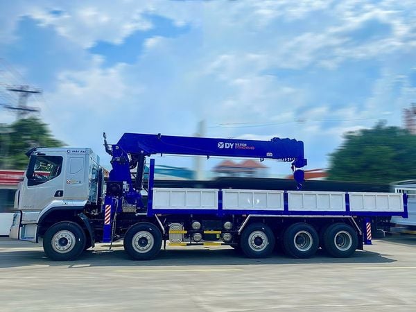Xe cẩu 15 tấn chenglong 5 chân gắn cẩu Dongyang 15 tấn