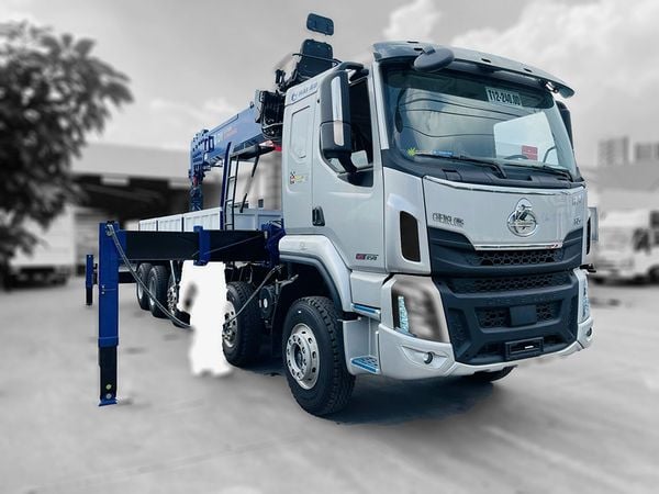 Xe cẩu 15 tấn chenglong 5 chân gắn cẩu Dongyang