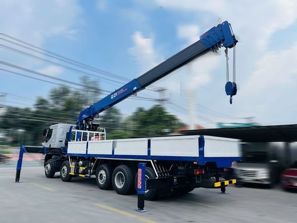 Xe cẩu tự hành 15 tấn chenglong 5 chân gắn cẩu Dongyang 15 tấn