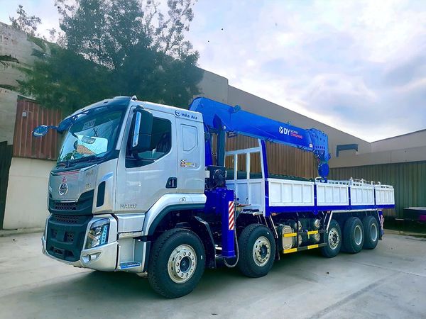 Xe chenglong 5 chân gắn cẩu Dongyang 15 tấn