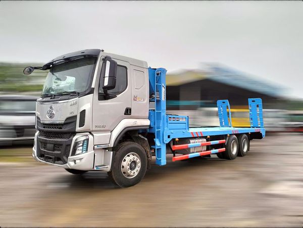 Chenglong 6x4 chân nâng đầu chở máy nóc thấp màu bạc