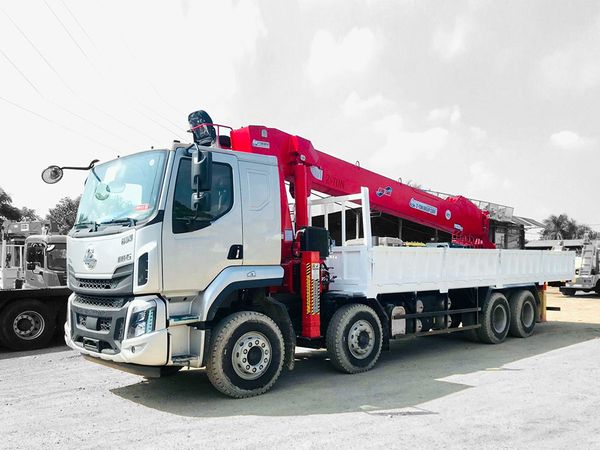 Ngoại thất xe tải gắn cẩu 15 tấn Chenglong Atom1506