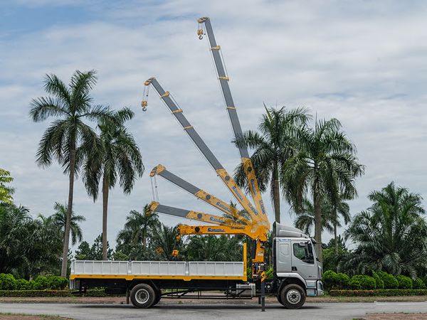 Xe chenglong M3 gắn cẩu XCMG luôn có sẵn