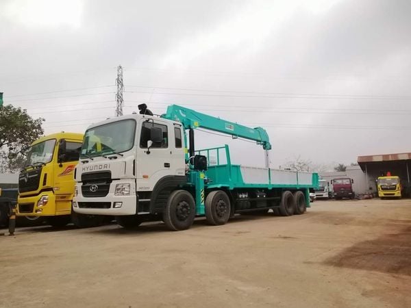 Giá xe Hyundai gắn cẩu 12 tấn
