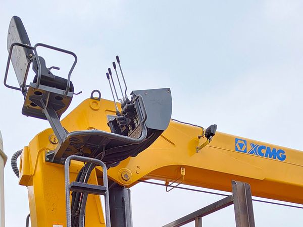 Ghế xe chenglong M3 gắn cẩu XCMG SQS125-5