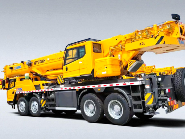 Xe Cẩu bánh lốp 70 tấn XCMG giá