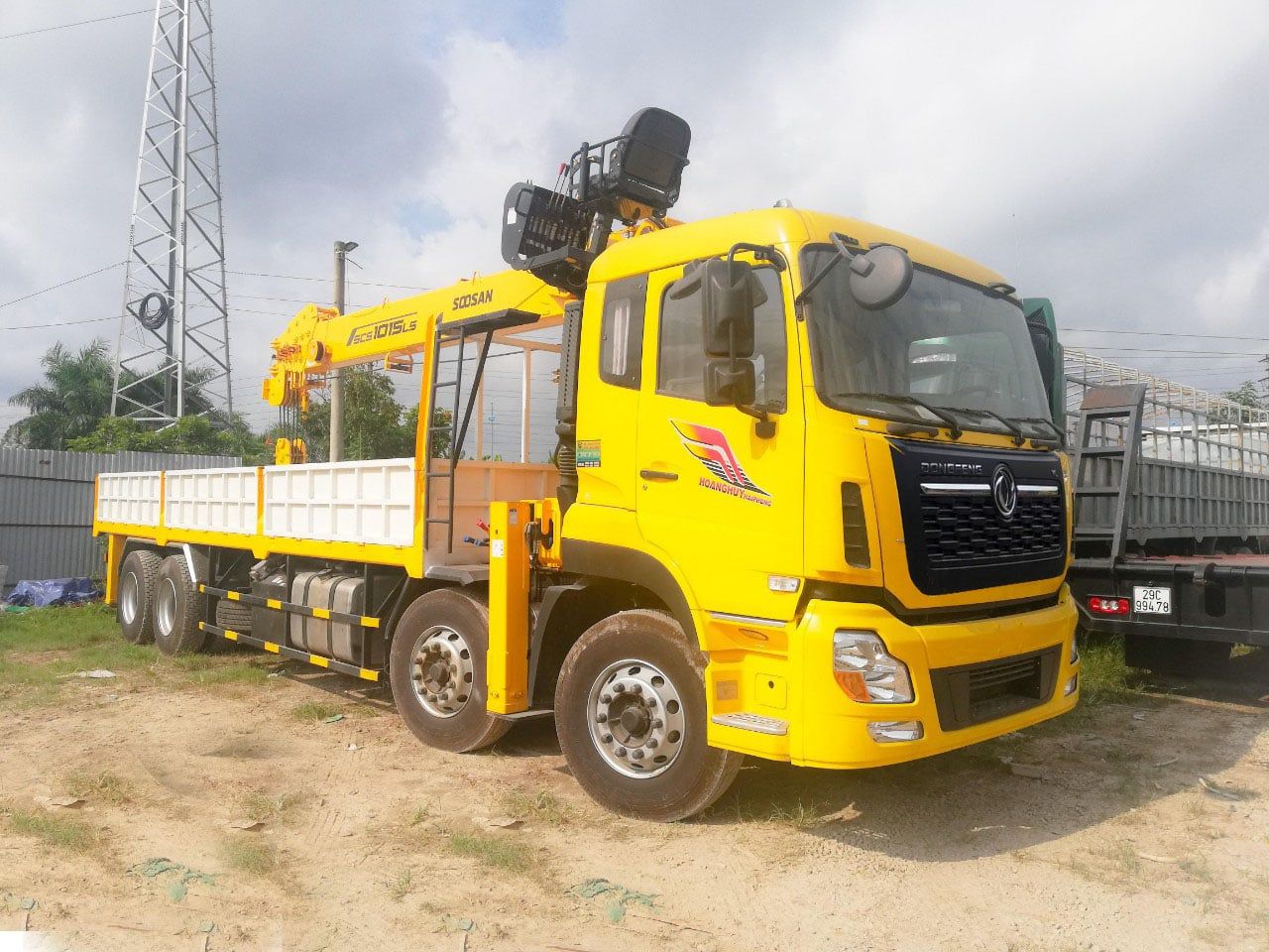 Dongfeng L315 gắn cẩu Soosan SCS1015LS nâng đầu chở máy