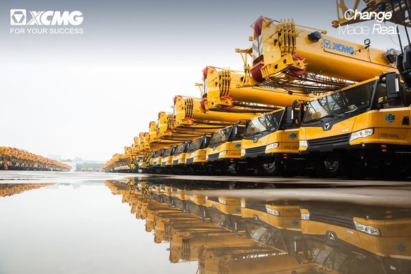 Cẩu lốp 100 tấn XCT100