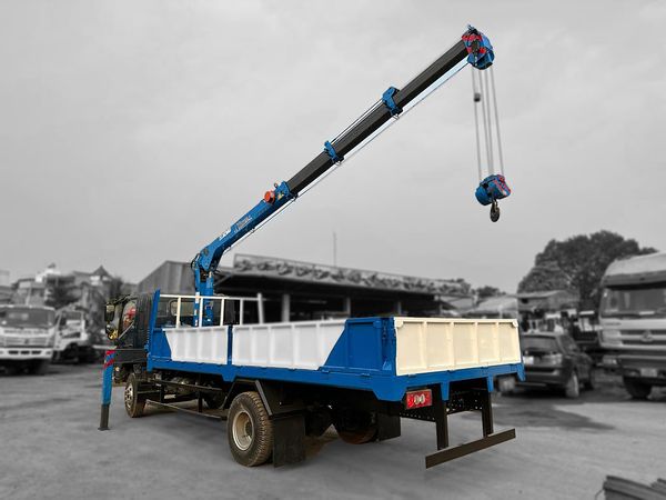 Xe tải găn cẩu 3 tấn Thaco Ollin 720 gắn XCMG GSQS68TL-4